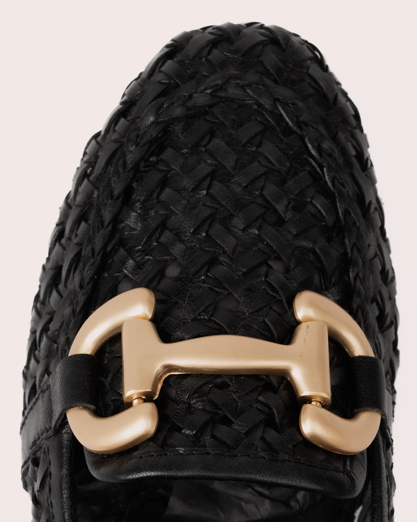 Close-up Matera Sassi in black leather loafer