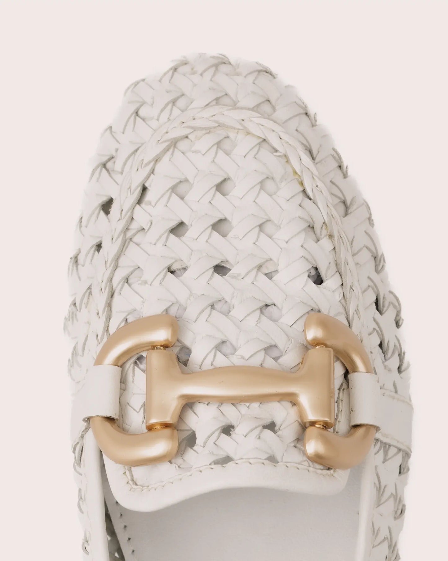 Close up buckle Matera Sassi in white leather loafer