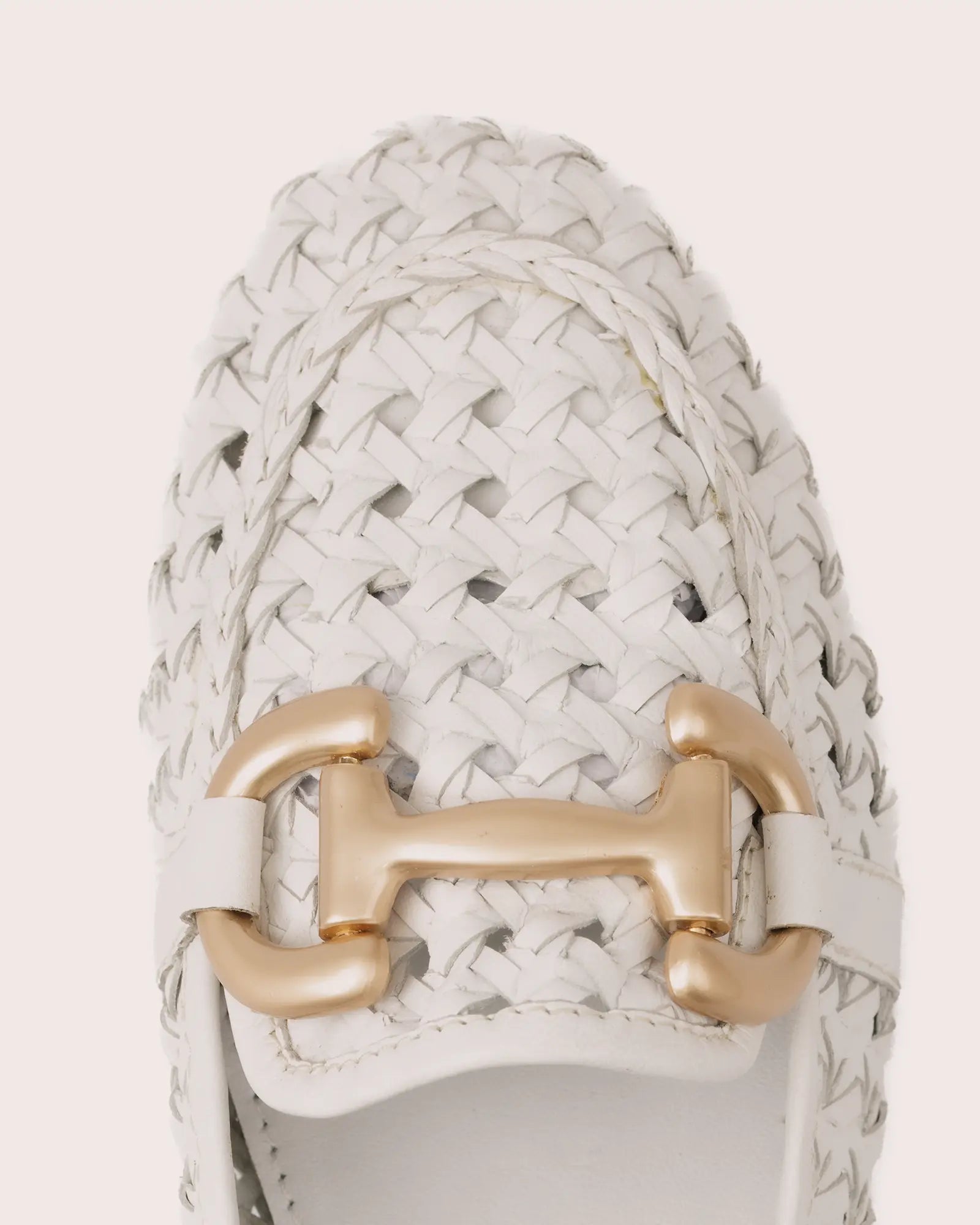 Close up buckle Matera Sassi in white leather loafer